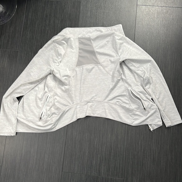 C9 lightweight running jacket with pockets and thumb holes - Picture 2 of 2